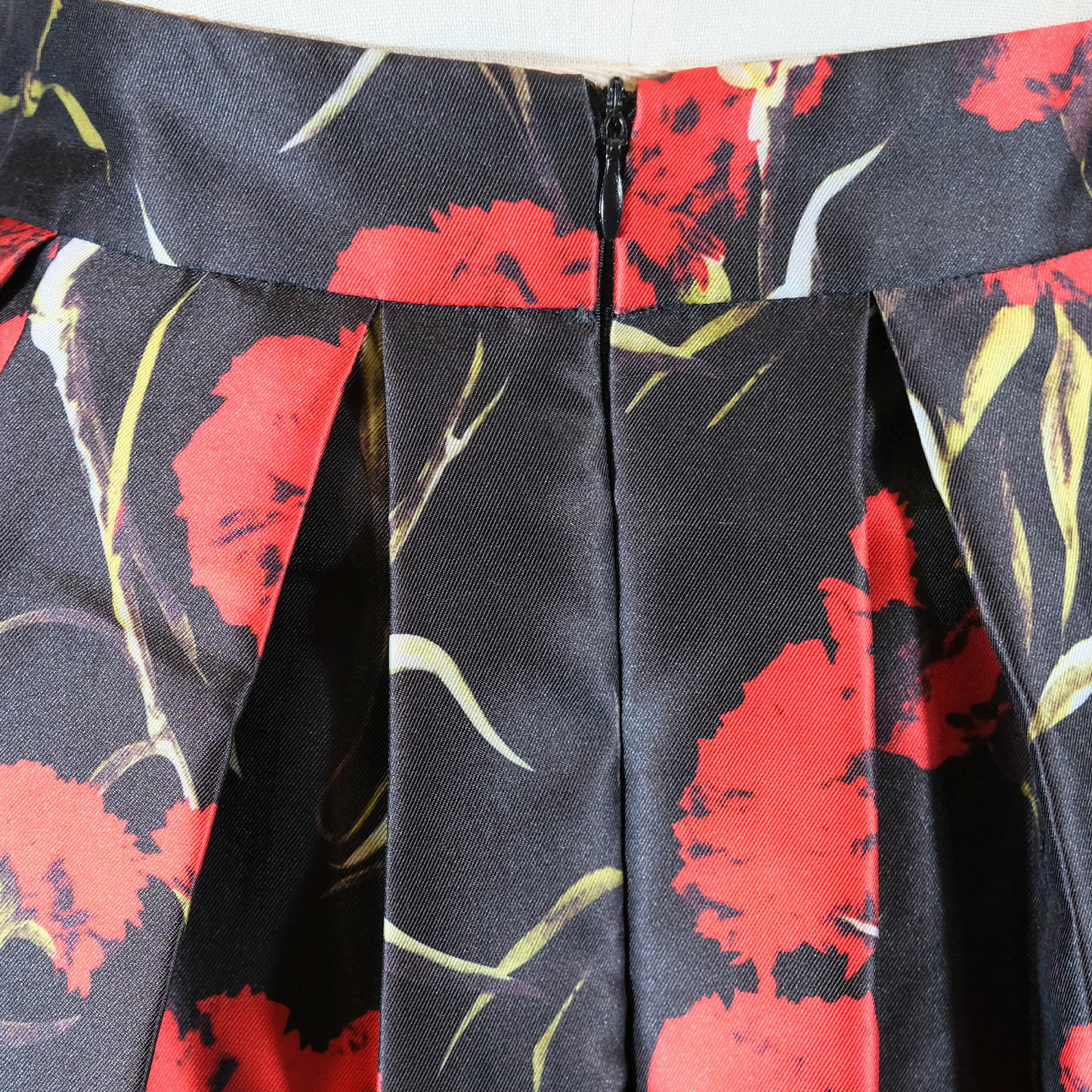 Pre-owned Ark & Co. Rose Print Satin Evening Skirt - Size LG