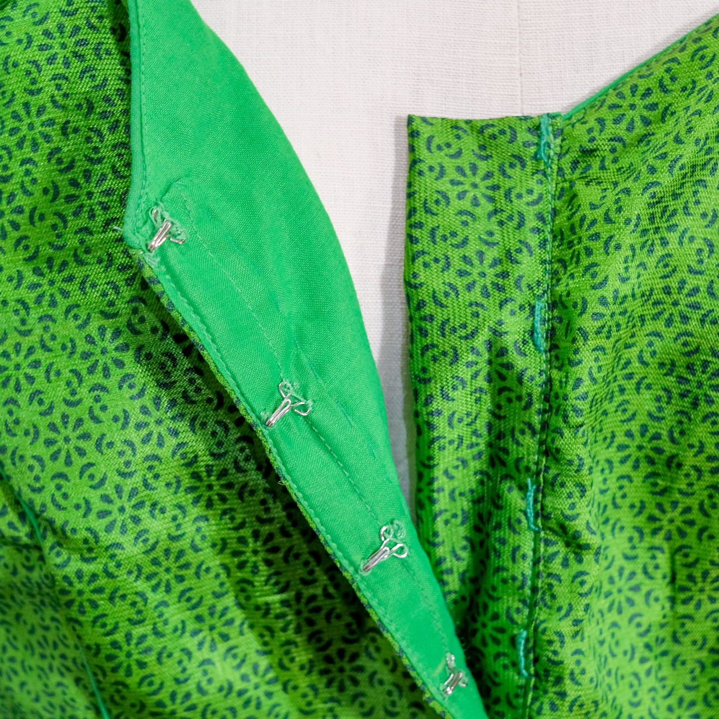 Custom Made Green Silk Saree Blouse - Size Large - Pre-owned